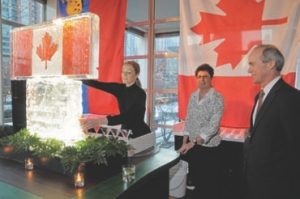 Bob Ganley (r) watches cocktails being poured during Ivoclar's Canadian celebration at the Chicago Midwinter Dental Meeting.