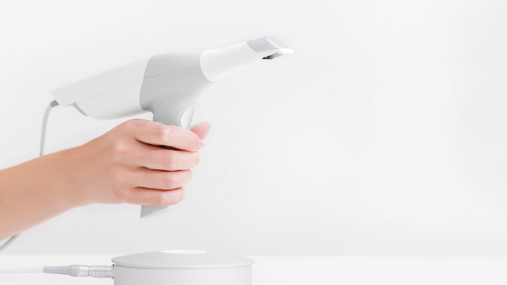 Dental 3d scanner and monitor in the dentist’s office alternate text for this image