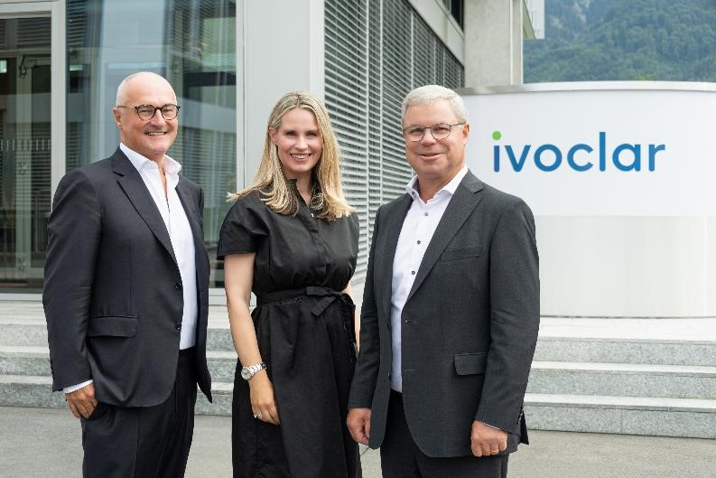 Dr Friederike Hoffmann-Sieg (centre) is looking forward to her future role as a member of the Supervisory Board of the Ivoclar Group together with Dr Helmut Schuster (left), Chairman of the Supervisory Board, and Christoph Zeller (right), Supervisory Board Member and representative of the owner family.