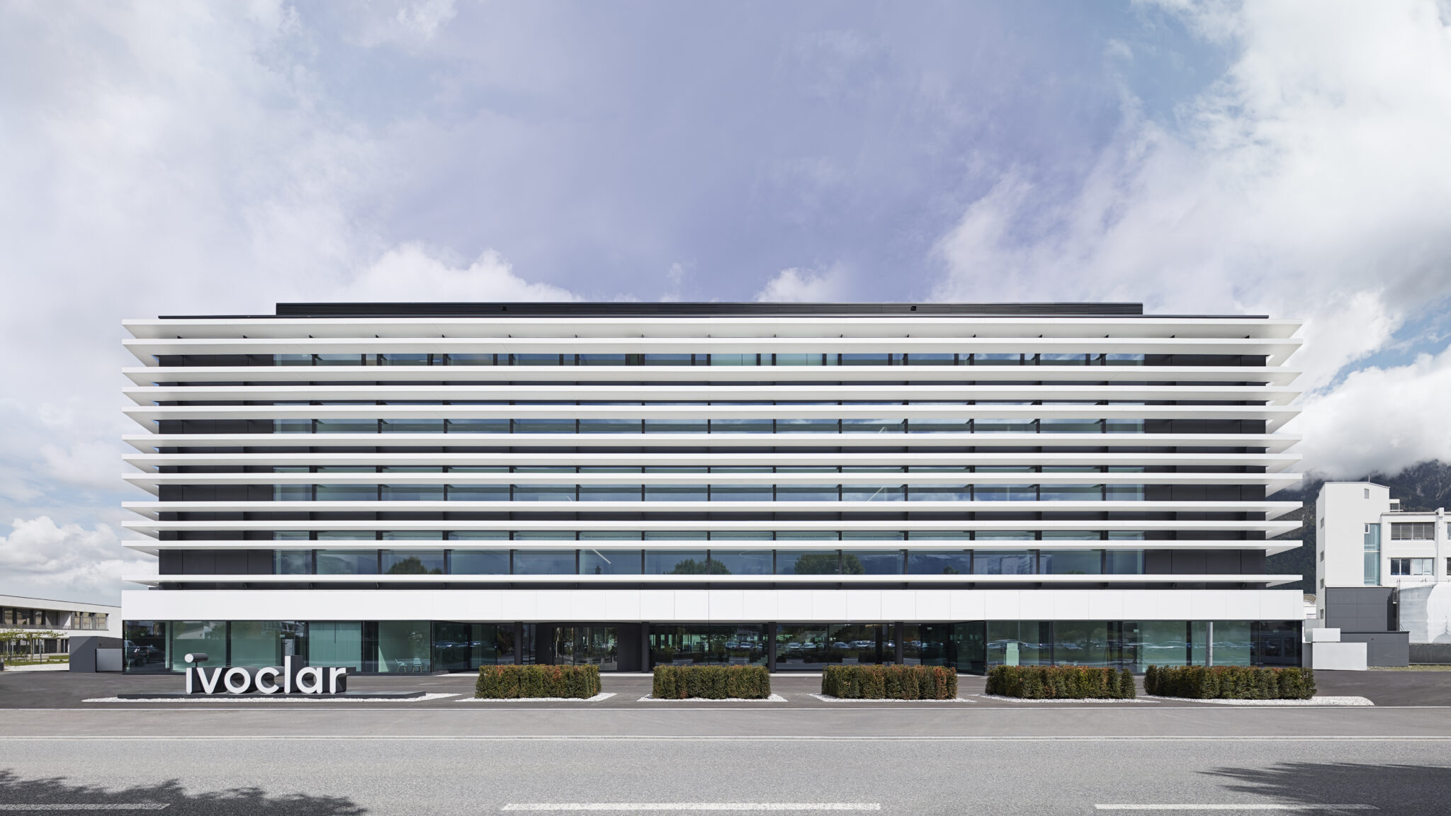 Generously sized and prestigious: The new Ivoclar head office building brings together state-of-the-art professional working spaces, the Ivoclar Academy, the interactive dental experience “Ivoclar Experience” and an attractive company restaurant in one location.