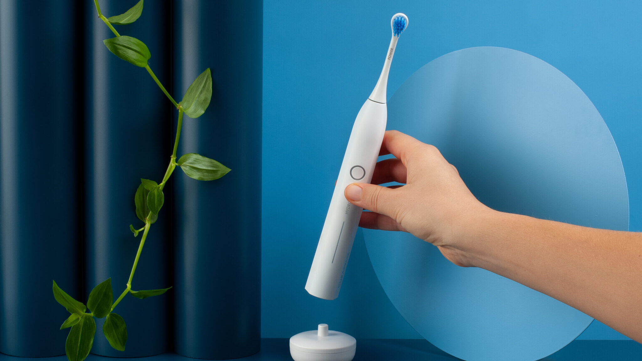 When using a sonic toothbrush, there are 3 golden rules: no pressure, a precise adaptation to the tooth, and a slow-scanning of the entire tooth surface