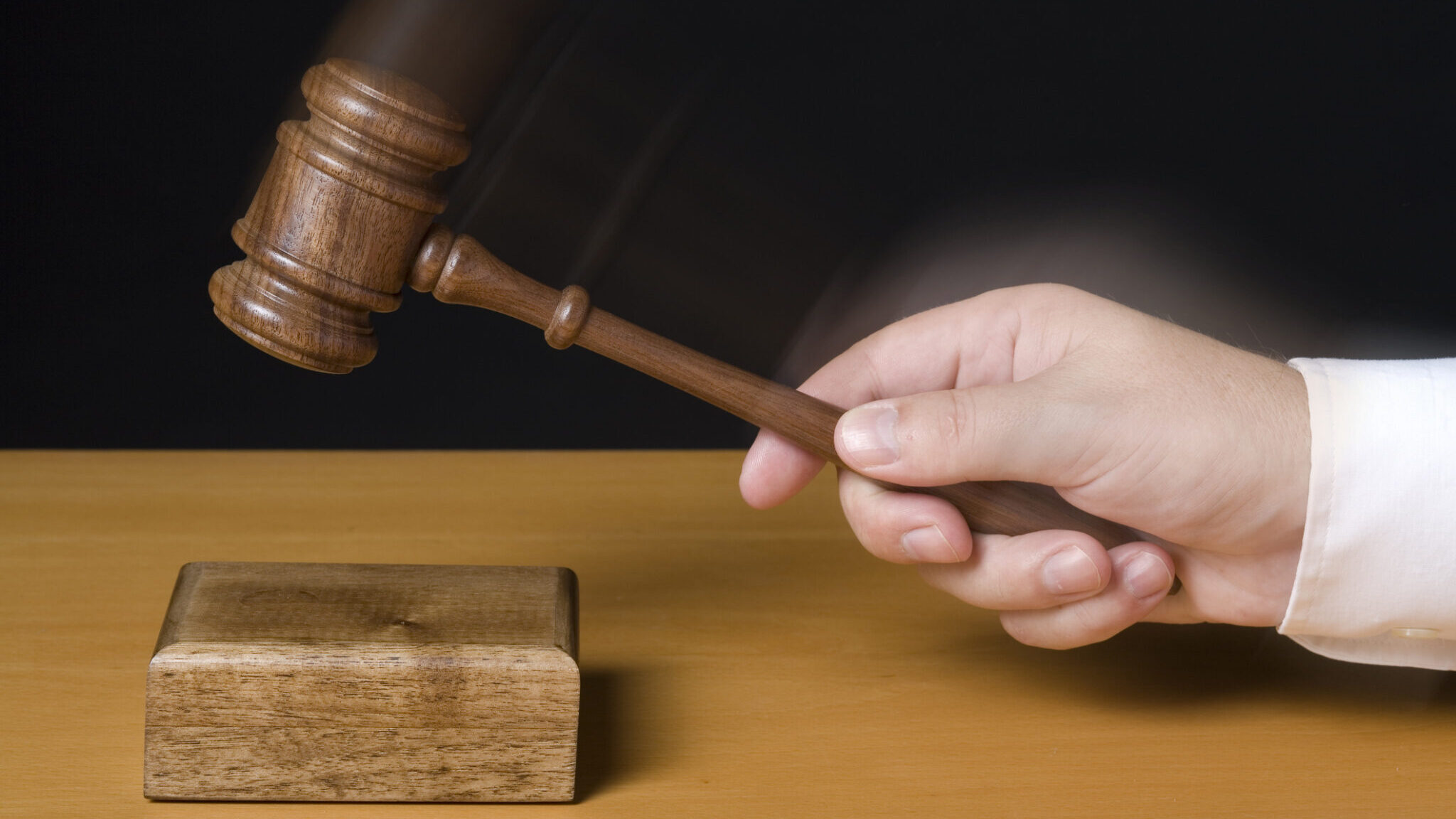 Judge using gavel motion alternate text for this image