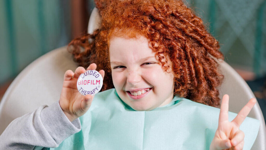 2023-11-27_ZMK_girl-with-curly-hairs-and-GBT-button-1024×839 alternate text for this image