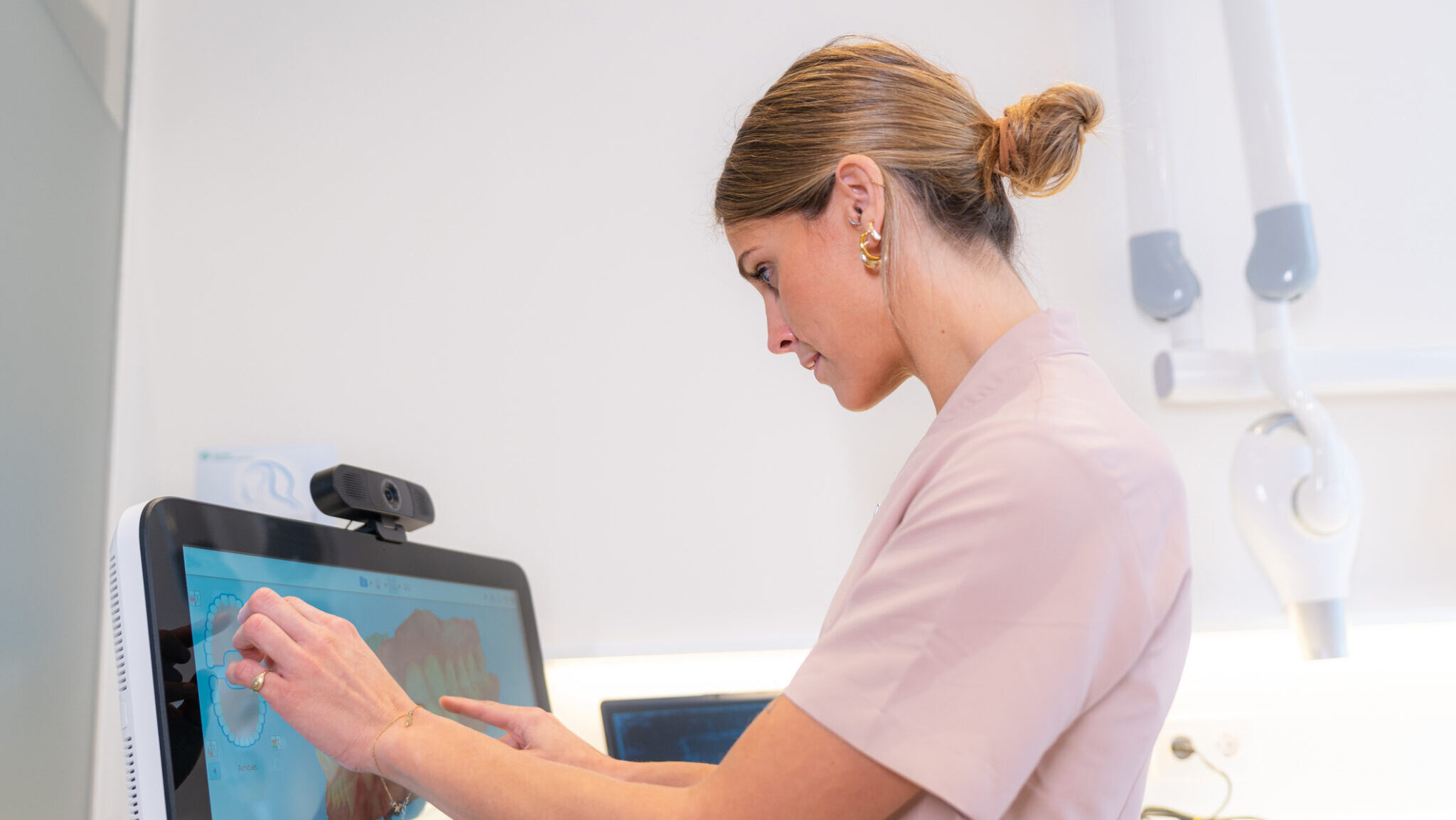 Dentist using modern technology in a clinic alternate text for this image