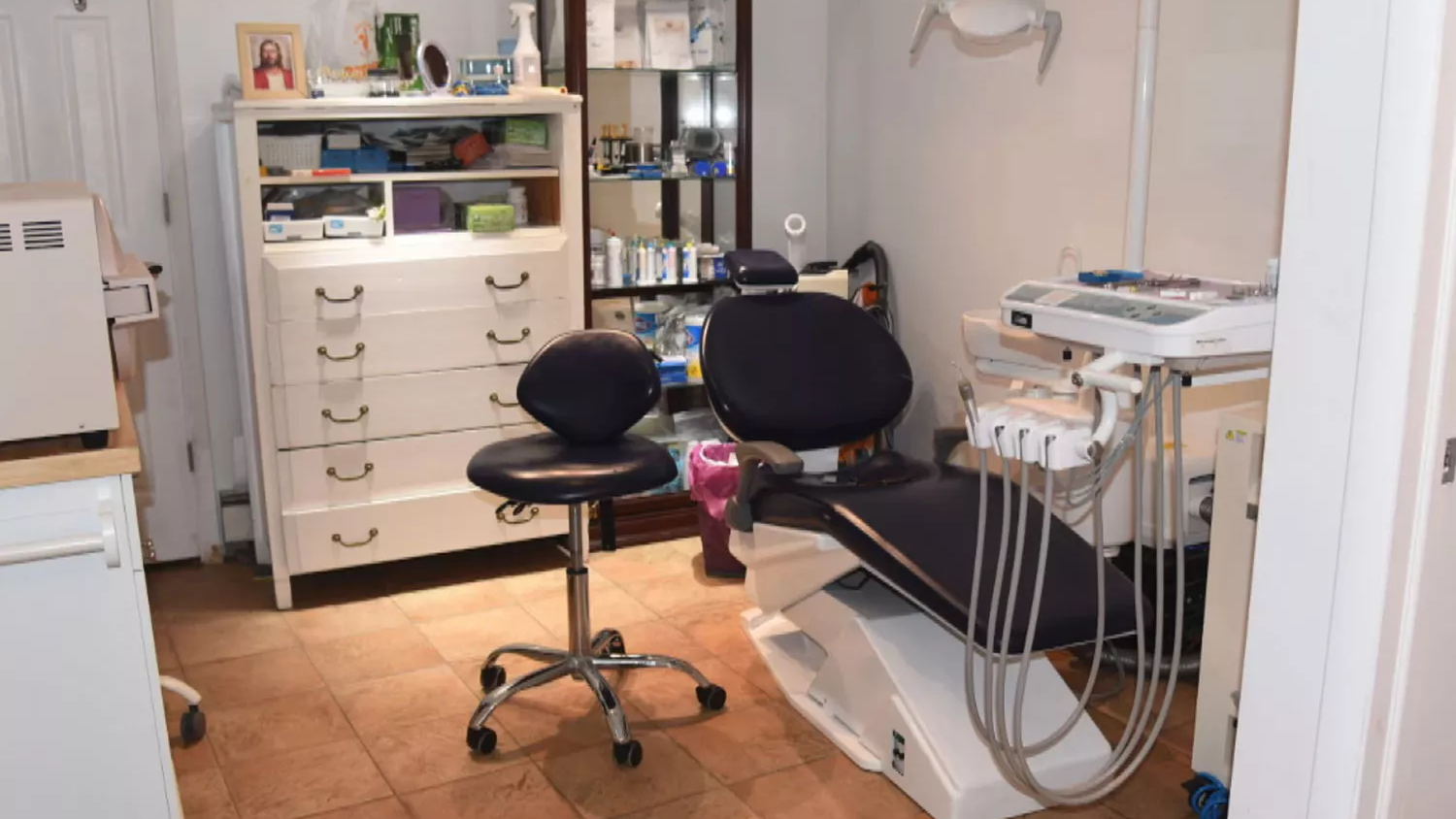 A photo by N.Y. Suffolk County Police Department shared by local media (Law and Crime, and People) of Yolany Mejia Carranza's alleged illegal at-home dental practice in Long Island.