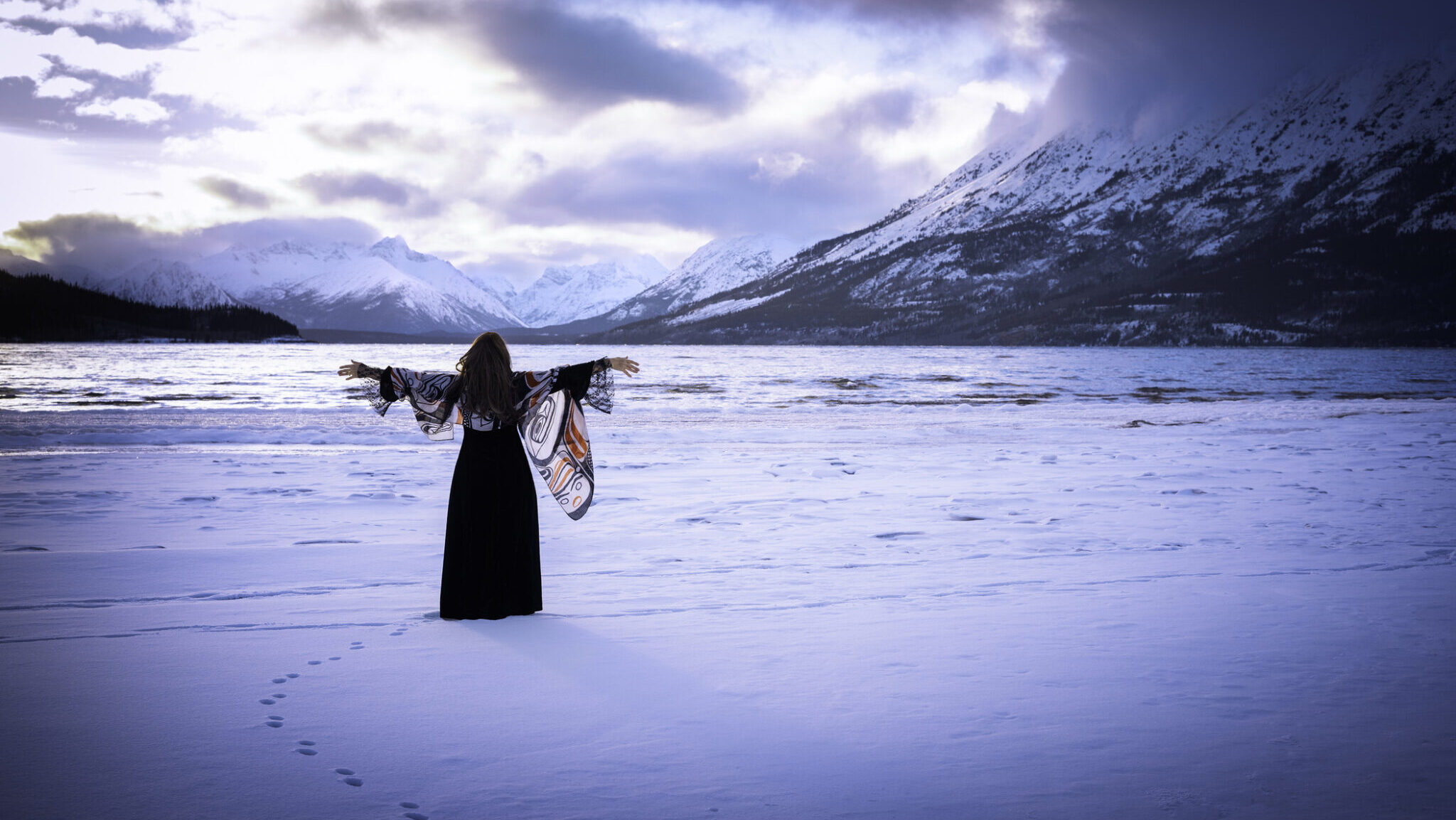 Woman embracing the mountain scenery, Yukon alternate text for this image