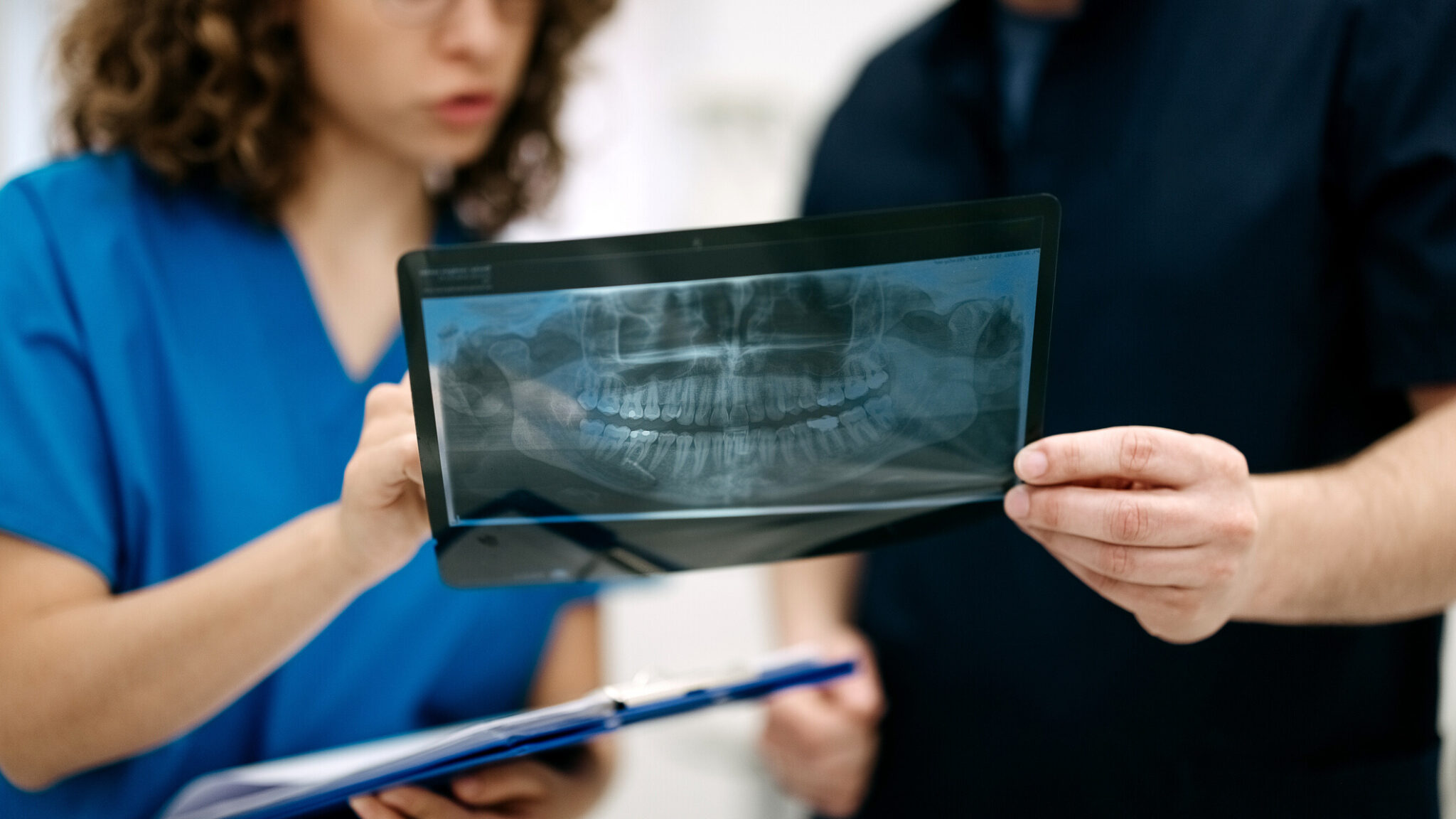 Dental pulp stones—calcified deposits in the tooth pulp—are typically asymptomatic and often go unnoticed. A recent study suggests these findings, along with carotid artery calcifications, may be more common in people with diabetes. Published on Aug. 4, 2025, in BMC Endocrine Disorders, researchers examined panoramic radiographs of 107 diabetic patients (67 women, 40 men; age range 25–64, mean 49.7) and compared them with radiographs from 300 healthy individuals (196 women, 104 men).