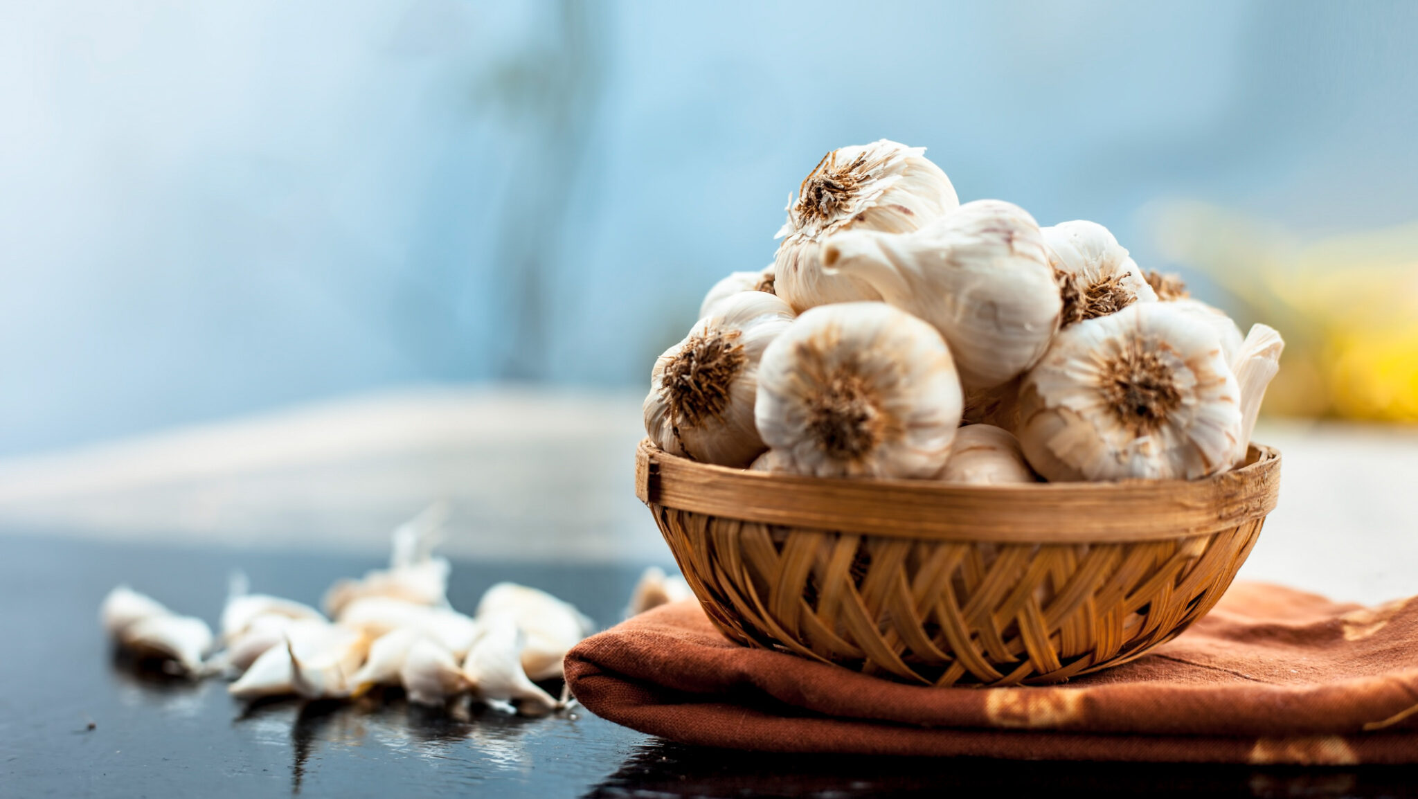 A new review finds high-concentration garlic extract shows antimicrobial effectiveness comparable to chlorhexidine. (iStock)
